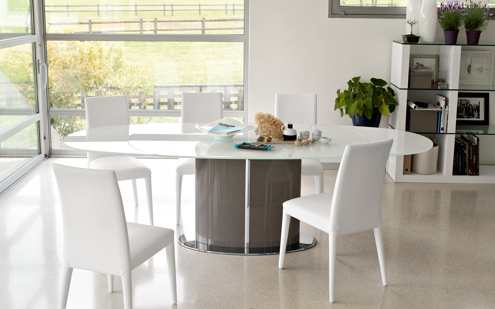 Sedia Calligaris Anais imbottita e rivestita in pelle bianco ottico